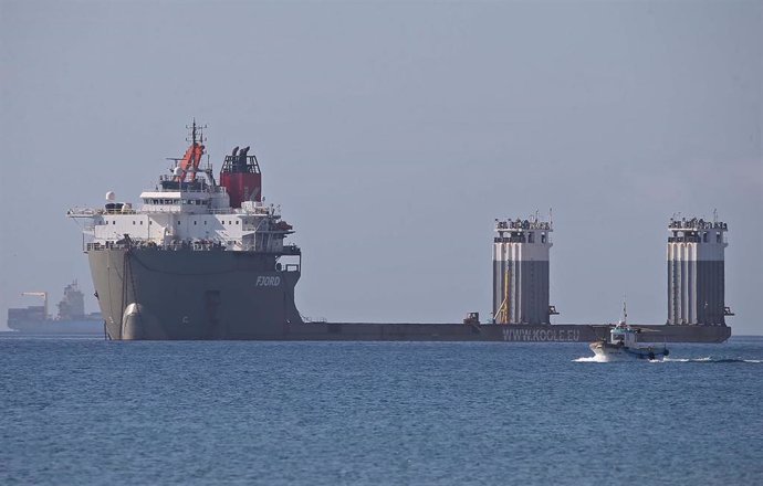 Archivo - Inicio de las operaciones para izar el casco del buque OS35. A 10 de junio de 2023 en Gibraltar. 
