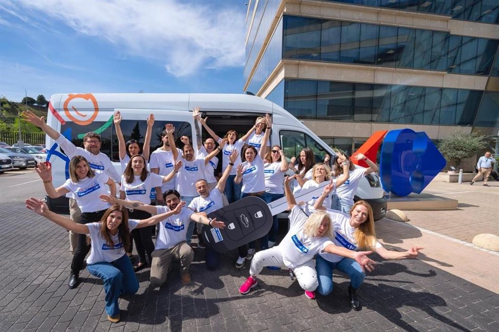 Fundación Solidaridad Carrefour dona un minibús escolar para mejorar la inclusión de menores con autismo en la Comunidad de Madrid