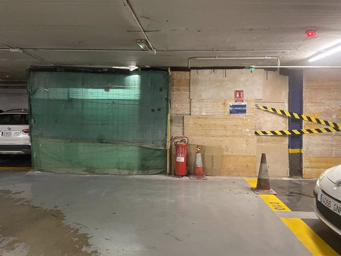 Acceso desde el aparcamiento a los garajes del edificio construido en la calle San Clemente.