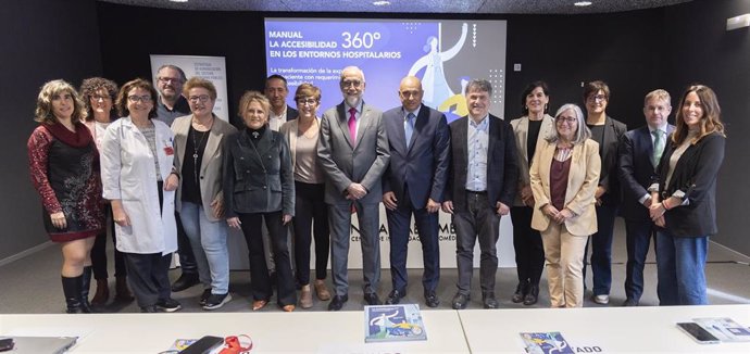 El consejero Domínguez junto a ponentes y participantes de la jornada 'Herramientas Prácticas para incorporar la Accesibilidad Universal a la Atención en Salud'
