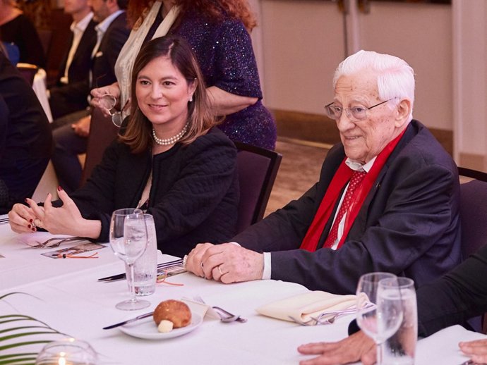 Chábeli Iglesias apoya por tercer año consecutivo la labor del Padre Ángel en Miami