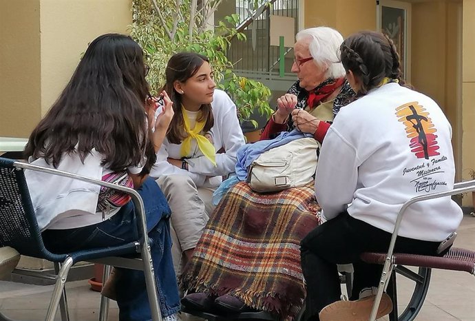 Varias jóvenes de misiones con una mujer mayor.