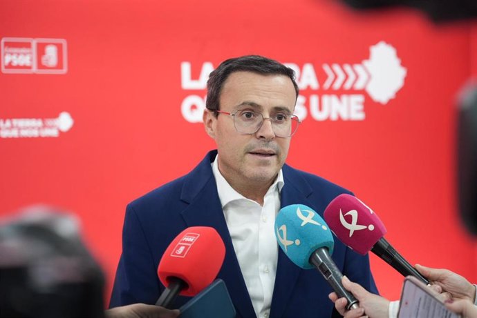 El secretario general del PSOE de Extremadura, Miguel Ángel Gallado, atiende a los medios de comunicación