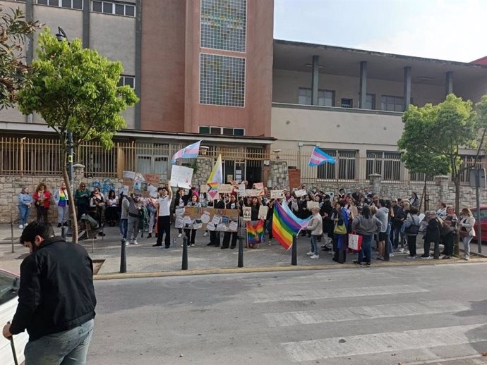 Una concentración en Alaquàs exige el fin de las terapias de conversión  y denuncia el "silencio" institucional