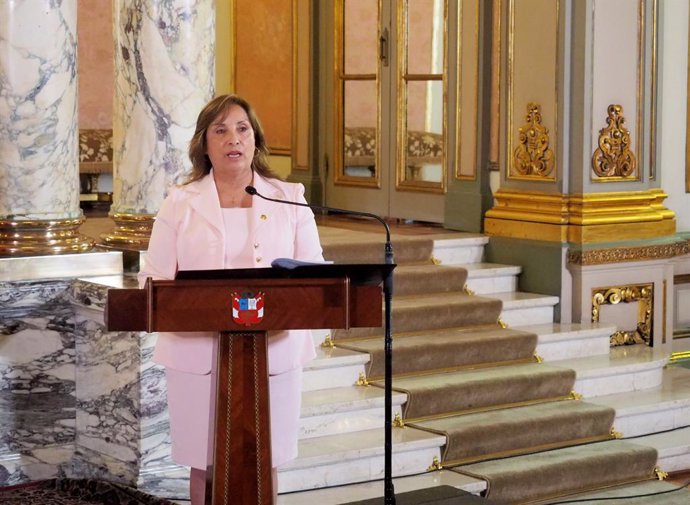 Archivo - Arquivo - 29 de janeiro de 2025, Lima, Lima, Peru: Dina Boluarte, Presidente do Peru, fazendo declarações no Palácio do Governo durante a visita de Edmundo Gonzalez Urrutia ao Palácio do Governo do Peru. Gonzalez realiza várias atividades no Per