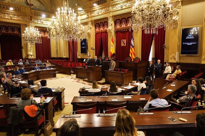 El Parlament acoge la final de la décima edición de 'La lliga de debat sènior'