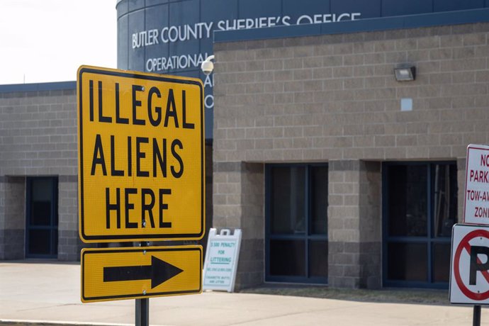 13 de março de 2025, Hamilton, Ohio, EUA: A cadeia do condado de Butler, Ohio, onde o xerife Richard Jones afixou uma placa com a inscrição "Illegal Aliens Here" (Estrangeiros ilegais aqui). Jones começou a manter imigrantes sem documentos sob um contrato