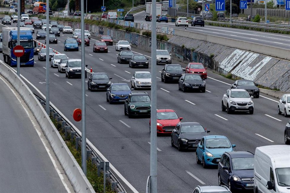 Decenas de vehículos en la carretera A6, a 11 de abril de 2025, en Madrid (España). 