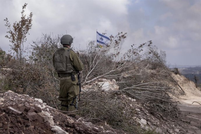 Archivo - ATENÇÃO: EMBARGO PARA PUBLICAÇÃO ATÉ 13 DE OUTUBRO 18:00 GMT!  - 13 de outubro de 2024, Líbano, Naqoura: uma fotografia, tirada durante uma integração com as Forças de Defesa de Israel (IDF) e revisada pelo escritório de censura das IDF antes da
