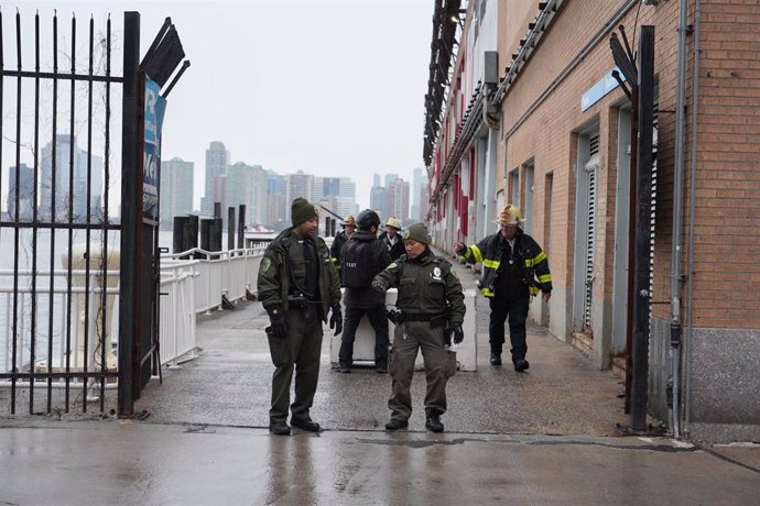 Equipos de rescate cerca del río Hudson en la ciudad de Nueva York