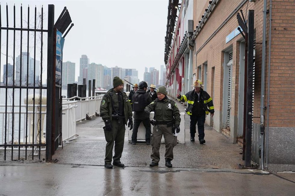 Equipos de rescate cerca del río Hudson en la ciudad de Nueva York