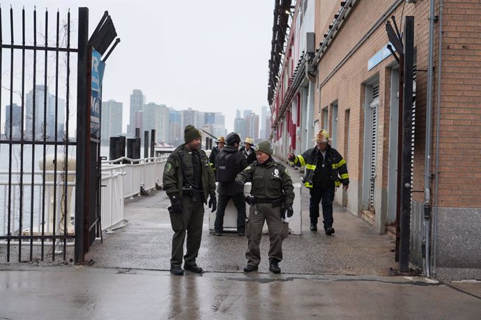 NOVA YORK, 11 de abril de 2025 -- Equipes de resgate são vistas perto do Pier 40 em Manhattan, na cidade de Nova York, Estados Unidos, em 10 de abril de 2025.   Um helicóptero caiu no rio Hudson próximo ao Píer 40 em Manhattan, Nova York, na tarde de quin