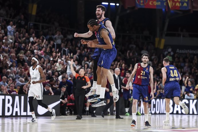 Kevin Punter e Dario Brizuela do FC Barcelona comemoram uma cesta durante a partida da Turkish Airlines Euroleague, disputada entre o FC Barcelona e o Virtus Segafredo Bologna no Palau Blaugrana em 11 de abril de 2025 em Barcelona, Espanha.