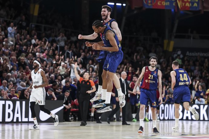 Kevin Punter and Dario Brizuela of FC Barcelona celebrates a basket during the Turkish Airlines Euroleague, match played between FC Barcelona and Virtus Segafredo Bologna at Palau Blaugrana on April 11, 2025 in Barcelona, Spain.