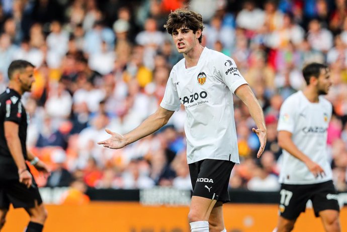 Archivo - Javier Guerra, do Valencia, gesticula durante a partida de futebol da La Liga Santander, campeonato espanhol, disputada entre Valencia CF e RCD Espanyol no estádio Mestalla, em 28 de maio de 2023, em Valencia, Espanha.