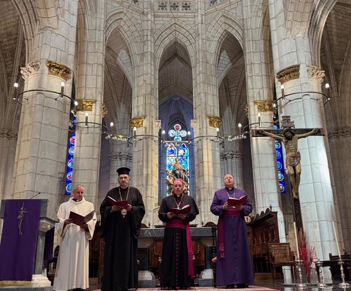 Celebración ecuménica en la Catedral de Santa María de Vitoria-Gasteiz .