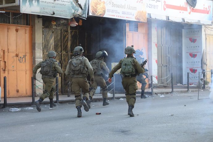 Archivo - 20 de dezembro de 2022, Hebron, Cisjordânia, Território Palestino: Manifestantes palestinos entram em confronto com as forças israelenses após a morte do prisioneiro Nasser Abu Hamid, na cidade de Hebron, na Cisjordânia, em 20 de dezembro de 202
