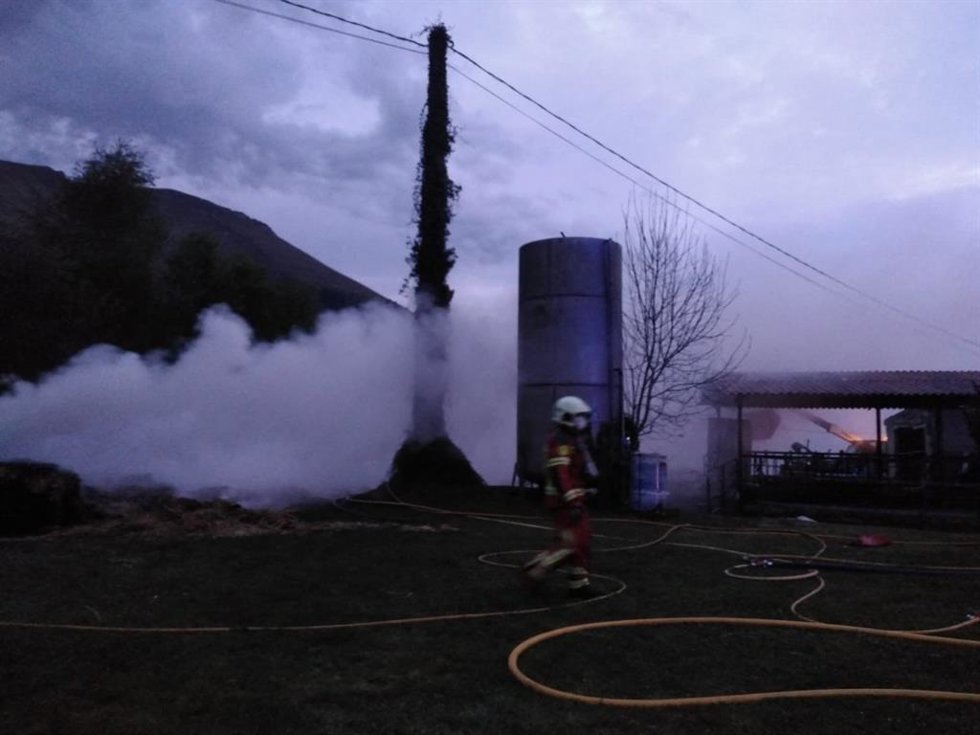 Extinción del incendio en la nave ganadera