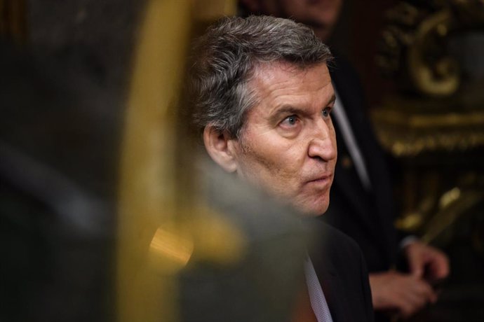 O presidente do Partido Popular, Alberto Núñez Feijóo, durante uma sessão plenária no Congresso dos Deputados, em 10 de abril de 2025, em Madri (Espanha).  A sessão plenária do Congresso dos Deputados debate e vota o decreto-lei que estabelece uma nova le