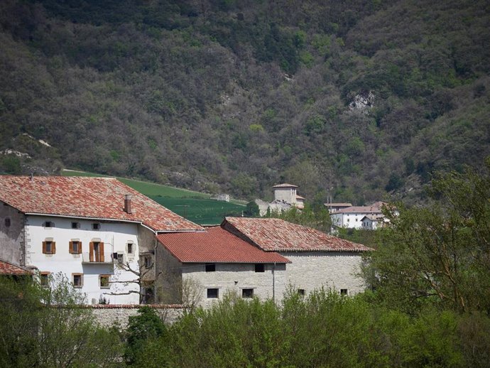 Archivo - Varias casas en el Valle de Ezcabarte.