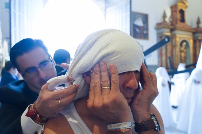 Archivo - Arquivo - Costaleros do Cristo de la Victoria da irmandade de La Paz, na Igreja de San Sebastián durante a partida da irmandade em 02 de março de 2023. A Semana Santa é uma das celebrações mais importantes para os católicos e, em Sevilha, é uma 