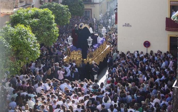 Archivo - Imagen de archivo del Lunes Santo, en la salida de su capilla de la Hermandad de Santa Marta de Sevilla.