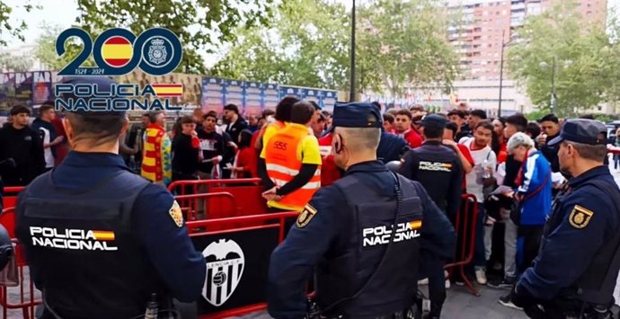 La Policía levanta 12 actas en el partido de fútbol entre el Valencia CF y el Sevilla FC
