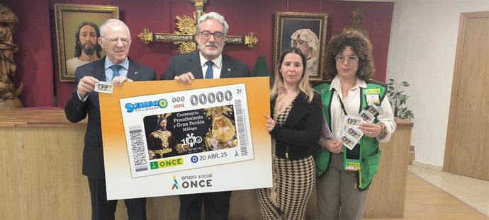 El director de la ONCE en Málaga, José Miguel Luque, y la vicepresidenta del Consejo Territorial de la ONCE, Leonor Basallote, han presentado la imagen de este cupón al hermano mayor de la Hermandad, José Manuel Gutiérrez