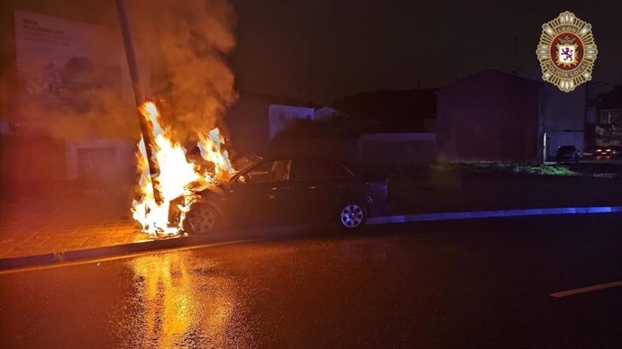 Un Conductor De 20 Años Choca Con Una Farola Tras Perder El Control E Incendia Su Coche En León