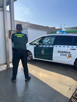 Un agente de la Guardia Civil en el lavadero en el que los detenidos entraron a robar.