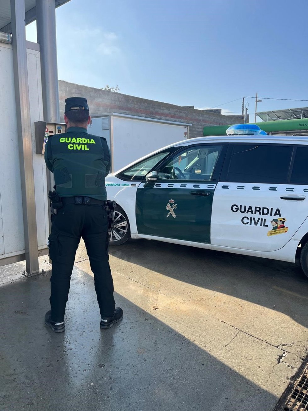 Un agente de la Guardia Civil en el lavadero en el que los detenidos entraron a robar.