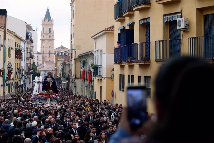 Las imágenes de Nuestro Padre Jesús Cautivo y María Santísima de la Trinidad Coronada han realizado su tradicional traslado, que ha sido muy emotivo para los fieles que lo han presenciado en las calles del barrio de La Trinidad.