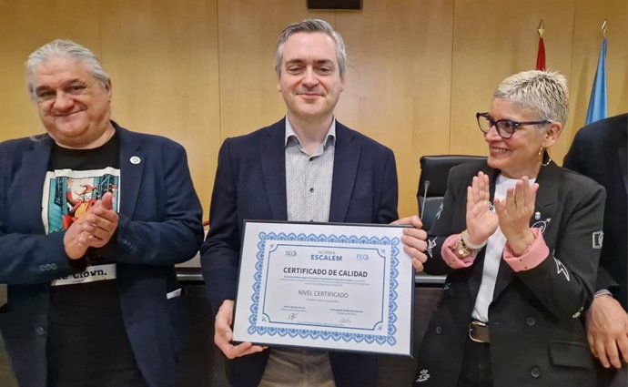 De izquierda a derecha, Ricardo de Dios, Miembro de la Sociedad Española de Calidad Asistencial (SECA); el jefe de servicio de Neurología, Roberto Suárez Moro, y la consejera de Salud, Concepción Saavedra.