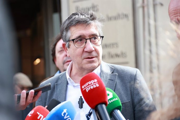 O porta-voz do PSOE no Congresso, Patxi López (à esquerda); e o ex-prefeito e porta-voz socialista no Conselho Municipal de Sevilha, Antonio Muñoz (à direita), durante a coletiva de imprensa. Em 21 de março de 2025, em Sevilha (Andaluzia, Espanha). O port