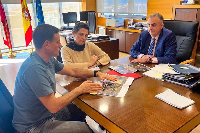 El consejero Media recibe al alcalde de Rozas de Valdearroyo