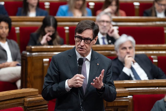 El president de la Generalitat, Salvador Illa, durante una sesión de control al Govern de la Generalitat de Catalunya en el Parlament, a 9 de abril de 2025, en Barcelona (España).