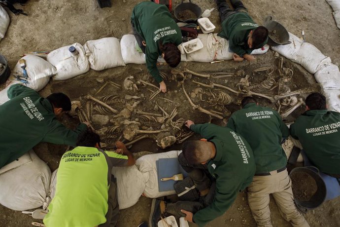 Archivo - Trabajadores durante la excavación de una fosa común en el barranco de Víznar (Granada)