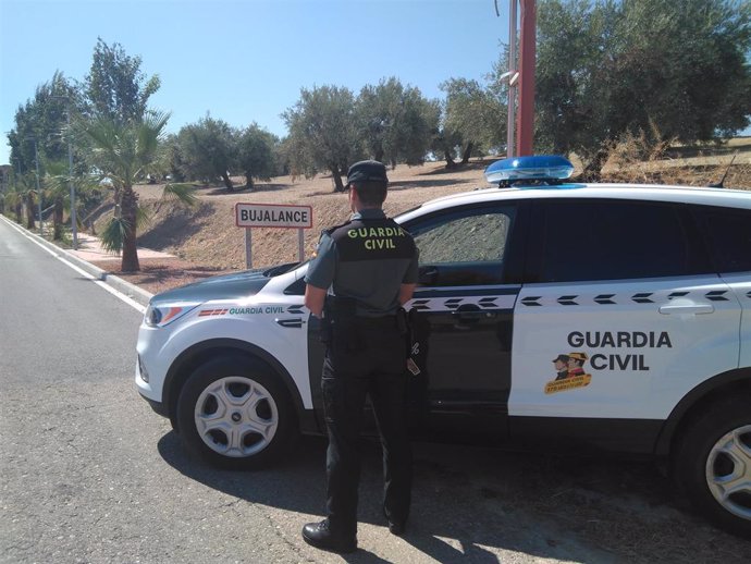 Guardia Civil en la entrada a Bujalance.