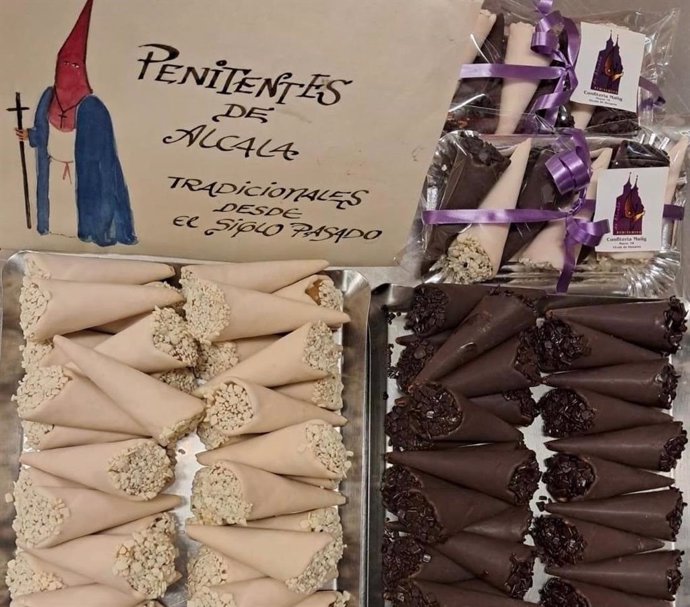Penitentes en la Confitería Maiig de Alcalá de Henares