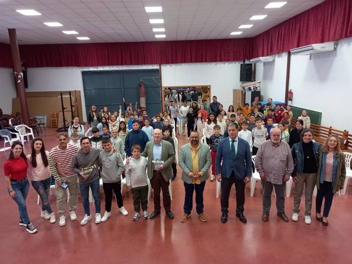 Dopazo, en el centro, con el reconocimiento como 'Andaluz del año' por parte de un colegio de Granada.