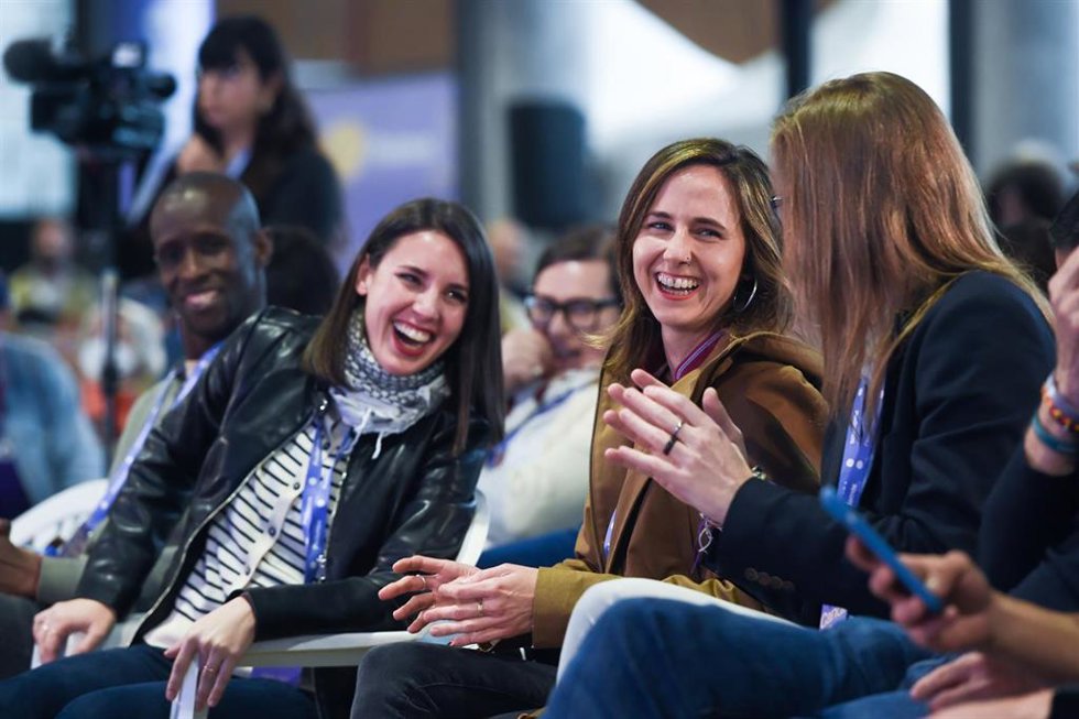 La eurodiputada de Podemos, Irene Montero (i) y la secretaria general de Podemos y diputada, Ione Belarra (c), durante la V Asamblea Ciudadana de Podemos, en el Pabellón de Convenciones de Casa de Campo, a 11 de abril de 2025, en Madrid (España). Podemo