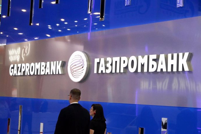 Archivo - Logo de Gazprombank Bank 