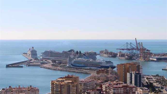 Archivo - Cruceros en el puerto de Málaga en una imagen de archivo 