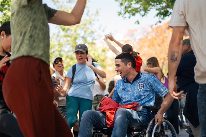 Archivo - Dansa València invita a bailar a personas de todas las edades y movilidades en una gran fiesta en la plaza de la Virgen