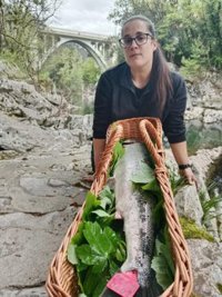 Una pescadora de Ramales captura en el río Pas el 'campanu' de Cantabria, de 5,3 kilos
