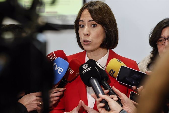 A Secretária Geral do PSPV-PSOE e Ministra da Ciência, Inovação e Universidades, Diana Morant, atende à mídia durante a abertura do X Congresso Nacional da UGT PV, na Casa del Pueblo da UGT PV, em 3 de abril de 2025, às