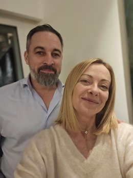 El president de Vox, Santiago Abascal, amb la primera ministra d'Itàlia, Giorgia Meloni