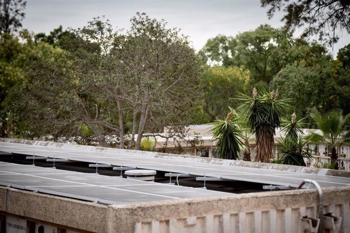 Archivo - Imagen de archivo del parque fotovoltaico del cementerio de San Gabriel