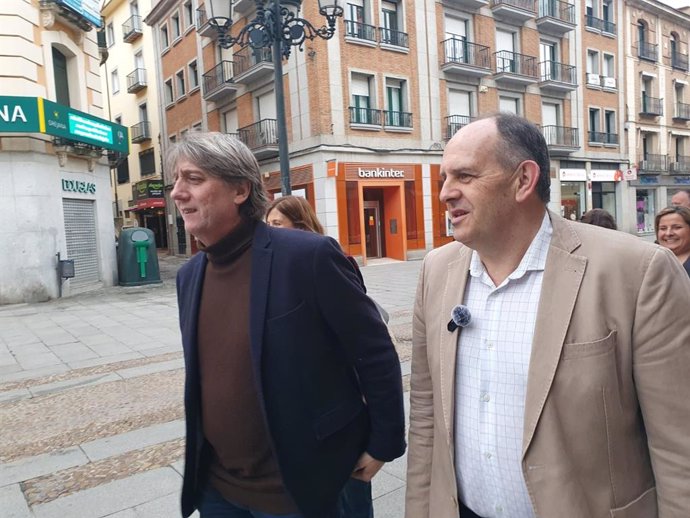 El secretario provincial socialista, José Luis Aceves (dcha), recibe al líder regional, Carlos Martínez, momentos antes del congreso provincial de Segovia