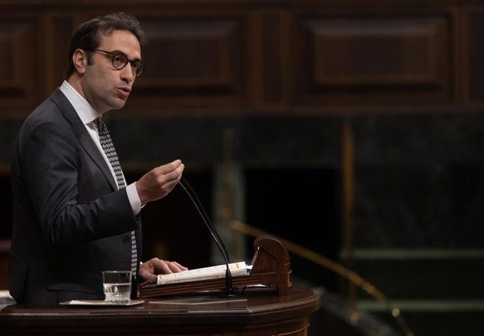 El ministro de Economía, Carlos Cuerpo, interviene durante una sesión plenaria en el Congreso de los Diputados, a 9 de abril de 2025, en Madrid (España). El Gobierno afronta hoy en el Congreso una ofensiva parlamentaria tanto de los partidos de la oposici